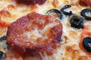 Pizza cu aluat maturat