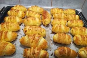 Aperitiv minicroissante cu crenvursti in foietaj