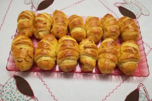 Aperitiv minicroissante cu crenvursti in foietaj