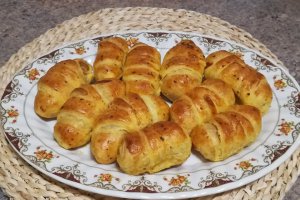 Aperitiv minicroissante cu crenvursti in foietaj
