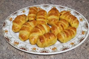Aperitiv minicroissante cu crenvursti in foietaj
