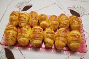 Aperitiv minicroissante cu crenvursti in foietaj