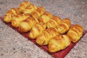 Aperitiv minicroissante cu crenvursti in foietaj