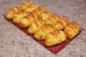 Aperitiv minicroissante cu crenvursti in foietaj