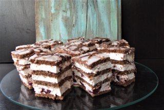 Desert prajitura cu visine si foi pandispan cu cacao