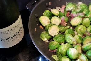 Varza de Bruxelles cu carnat la tigaie