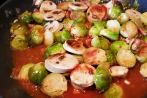 Varza de Bruxelles cu carnat la tigaie