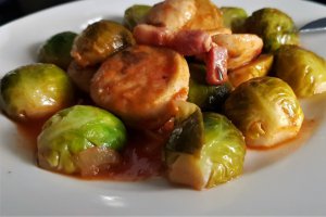 Varza de Bruxelles cu carnat la tigaie
