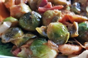 Varza de Bruxelles cu carnat la tigaie