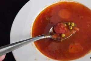Supa de rosii cu mazare si carnat afumat