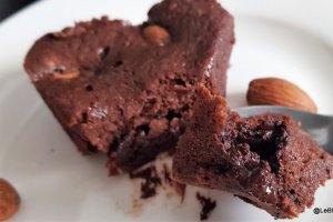 Desert mini checuri rapide cu ciocolata (reteta fara gluten, low carb)