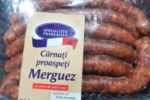 Fasole cu carnaciori proaspeti la tigaie