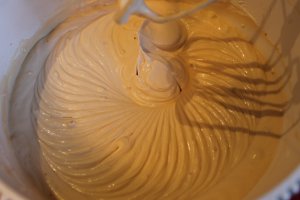 Desert cheesecake cu lapte condensat caramel si fructe de padure