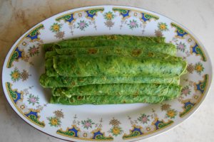 Aperitiv clatite cu spanac, umplute cu crema de branza