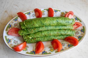 Aperitiv clatite cu spanac, umplute cu crema de branza