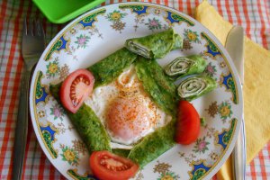Mic dejun cald, cu ochiuri in clatite cu spanac