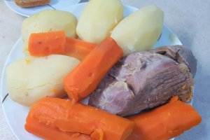 Carne de vacuta cu cartofi si sos de hrean