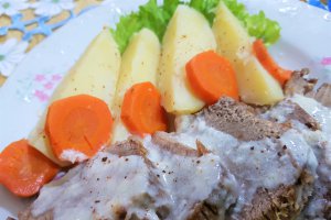 Carne de vacuta cu cartofi si sos de hrean