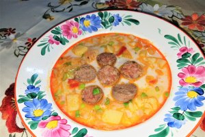Ciorba cu varza acra cu cartofi si carnati afumati