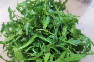 Salata de fusilli cu carne de vitel si rucola
