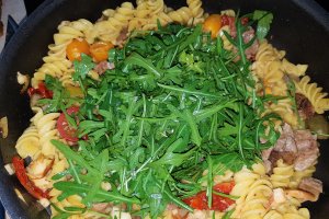 Salata de fusilli cu carne de vitel si rucola