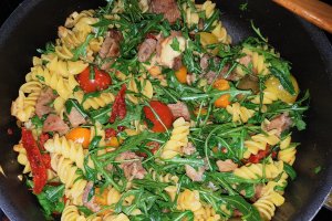 Salata de fusilli cu carne de vitel si rucola