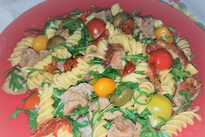 Salata de fusilli cu carne de vitel si rucola