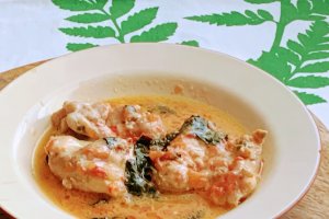 Pui cu sos de rosii, spanac si parmezan