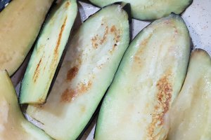 Snitele gratinate cu rosii, vinete si Cheddar
