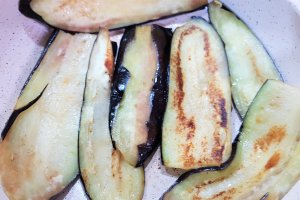 Snitele gratinate cu rosii, vinete si Cheddar
