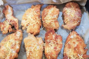 Snitele gratinate cu rosii, vinete si Cheddar