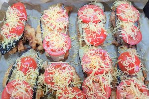 Snitele gratinate cu rosii, vinete si Cheddar