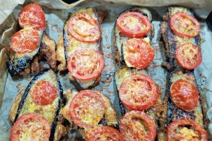 Snitele gratinate cu rosii, vinete si Cheddar
