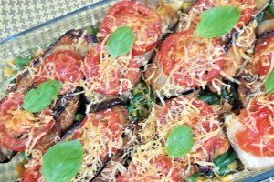 Snitele gratinate cu rosii, vinete si Cheddar