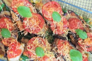 Snitele gratinate cu rosii, vinete si Cheddar