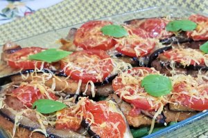 Snitele gratinate cu rosii, vinete si Cheddar