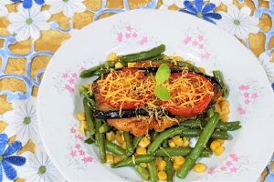 Snitele gratinate cu rosii, vinete si Cheddar