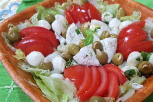 Salata cu burata, mozzarella si rosii