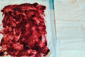 Desert placinta rulata cu fructe de padure