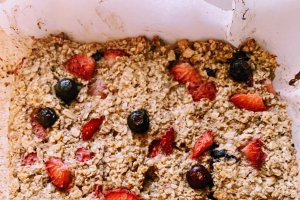 Batoane de ovaz cu capsuni si afine/Strawberry, blueberry oatmeal vegan bars