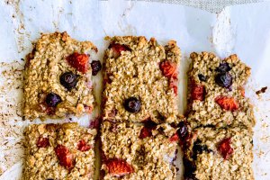 Batoane de ovaz cu capsuni si afine/Strawberry, blueberry oatmeal vegan bars