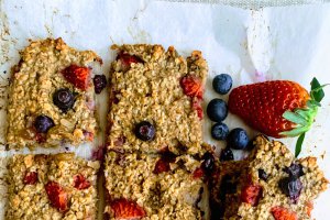 Batoane de ovaz cu capsuni si afine/Strawberry, blueberry oatmeal vegan bars