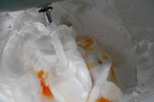 Desert tort cu bezea, frisca si jeleu de portocale