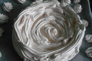Desert tort cu bezea, frisca si jeleu de portocale