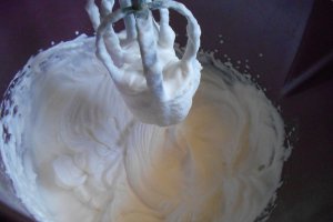 Desert tort cu bezea, frisca si jeleu de portocale