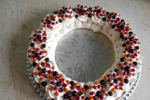 Desert coronita Pavlova, cu frisca si fructe - Reteta nr. 700