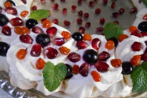 Desert coronita Pavlova, cu frisca si fructe - Reteta nr. 700