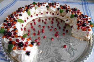 Desert coronita Pavlova, cu frisca si fructe - Reteta nr. 700