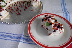 Desert coronita Pavlova, cu frisca si fructe - Reteta nr. 700