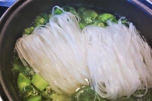 Creveti cu noodles de orez, broccoli si lamaie